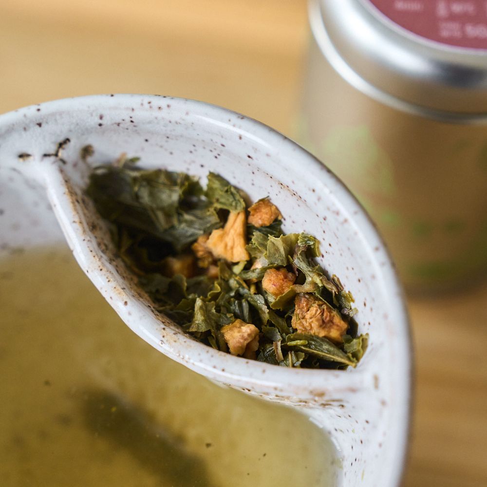 Set de té para regalo– Taza de cerámica gres verde + té en hebras