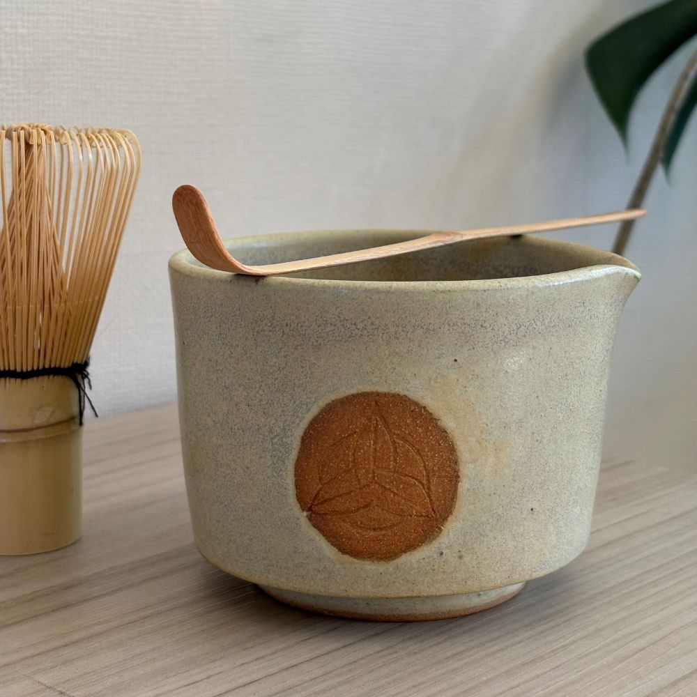 Chawan para matcha con pico vertedor color verde claro