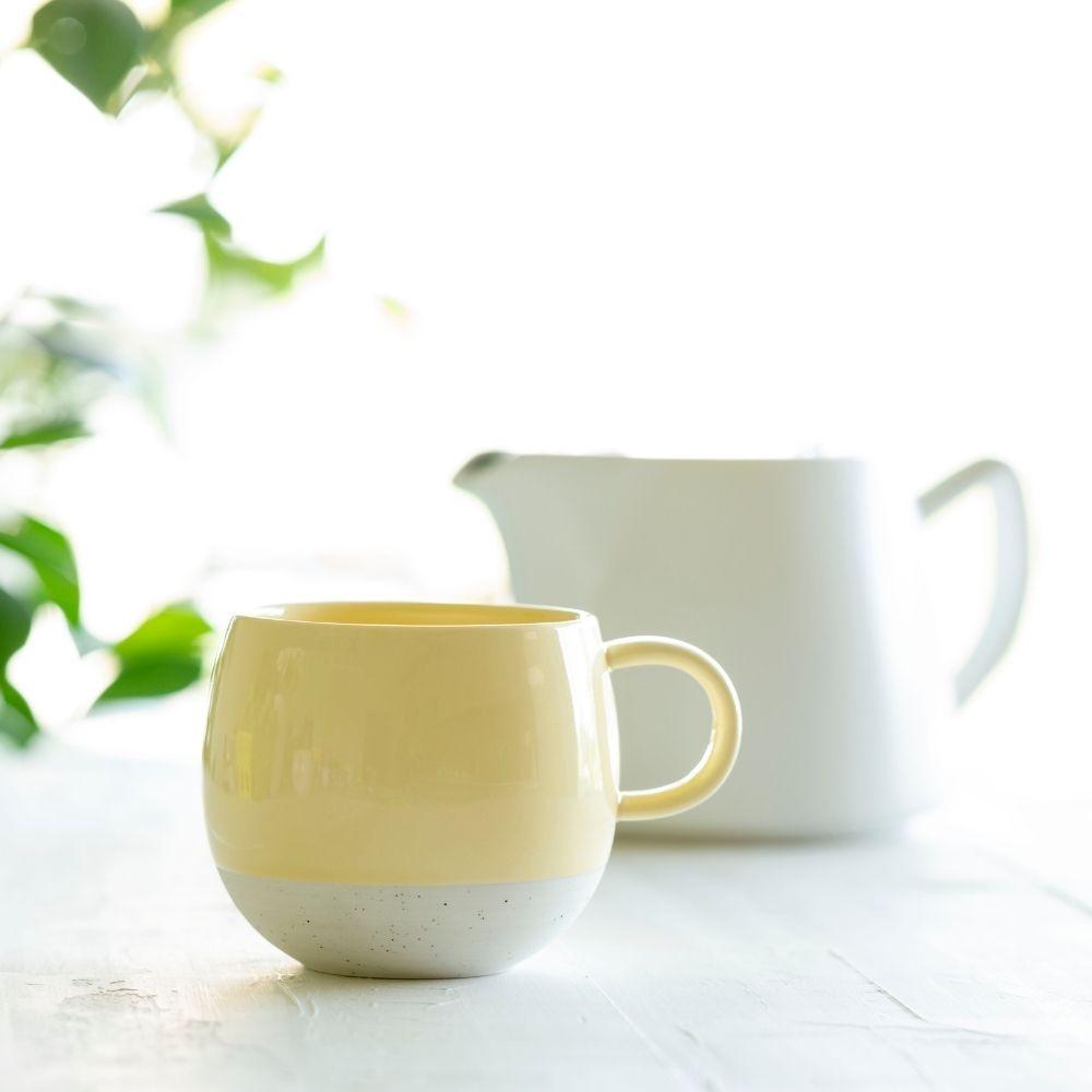 Mug curvo amarillo pastel 2