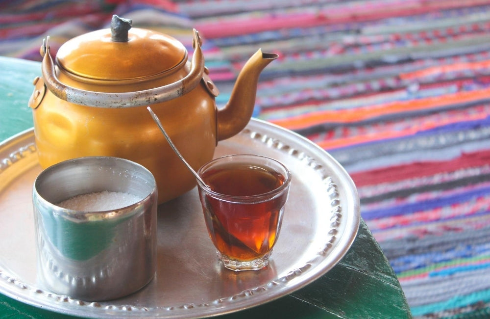Beduino tomando té caliente