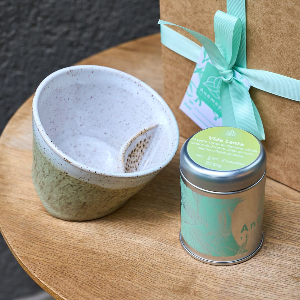 Set de té para regalo– Taza de cerámica gres verde + té en hebras