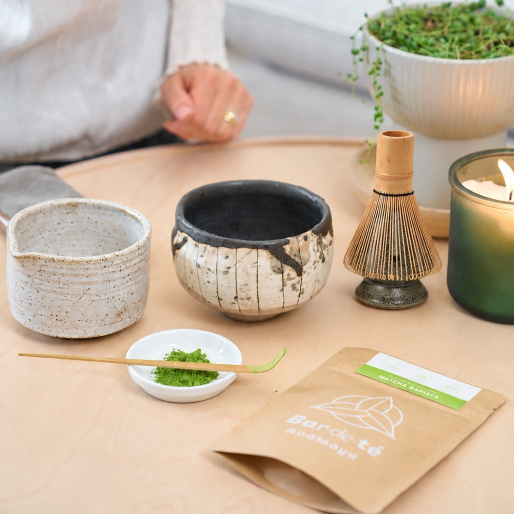 soporte para batidor de matcha en uso